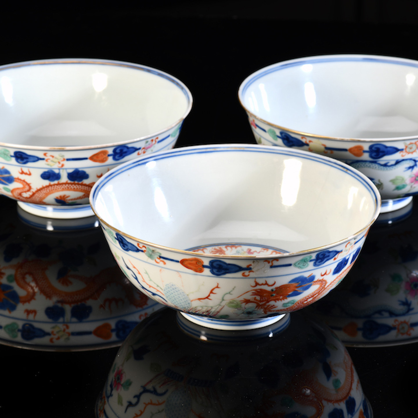 A Set Of Three Chinese Tongzhi Mark And Period Pedestal Bowls Sold £6,800